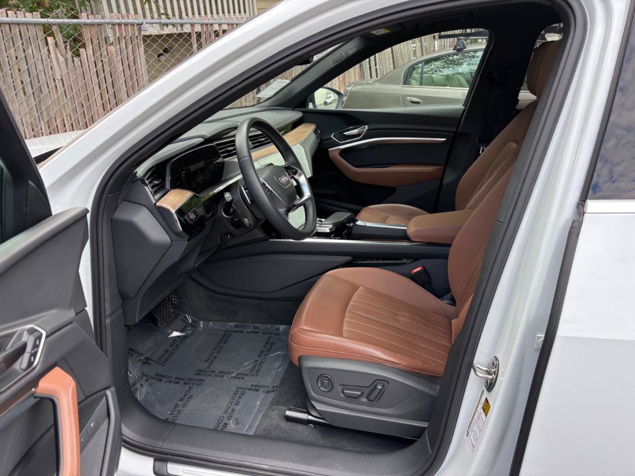 Used 2024 Audi Q8 e-tron Premium Plus AWD/4WD image 4