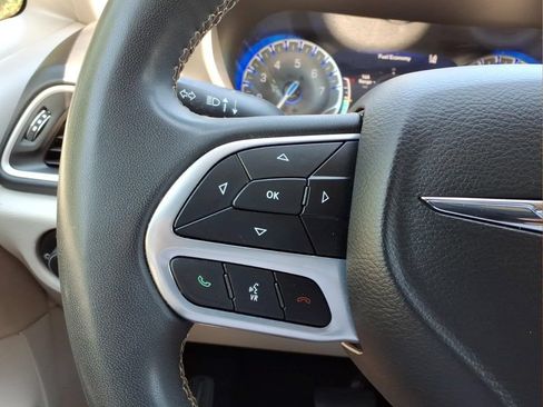 Used 2023 Chrysler Pacifica Touring-L FWD image 13