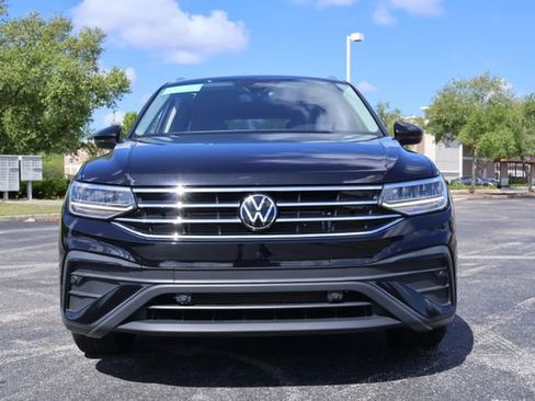Certified 2024 Volkswagen Tiguan SE image 3