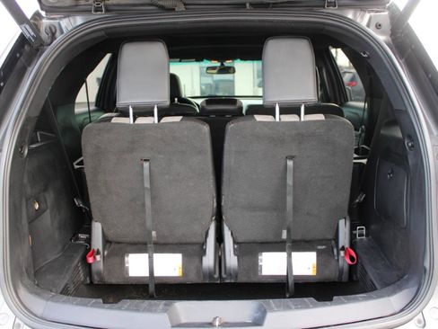 Used 2017 Ford Explorer XLT w/ Equipment Group 202A image 9