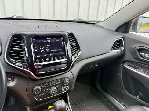 Used 2019 Jeep Cherokee Limited AWD/4WD image 19