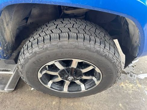 Used 2018 Toyota Tacoma SR5 AWD/4WD image 11
