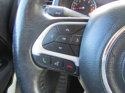 Used 2019 Jeep Renegade Latitude w/ UConnect 8.4 Nav Group image 18