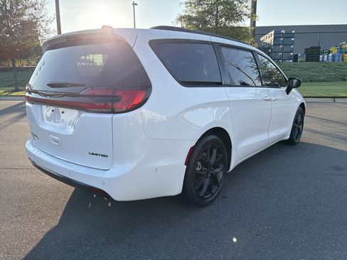 Certified 2024 Chrysler Pacifica Limited w/ S Appearance Package FWD image 9