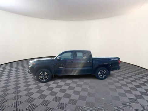 Used 2018 Toyota Tacoma TRD Sport image 3