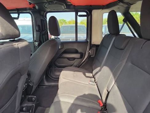 Used 2018 Jeep Wrangler Unlimited Sahara image 25