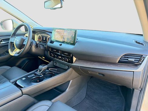 Used 2025 Nissan Rogue Platinum image 14