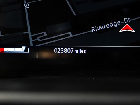 Used 2023 Land Rover Defender 110 SE image 24