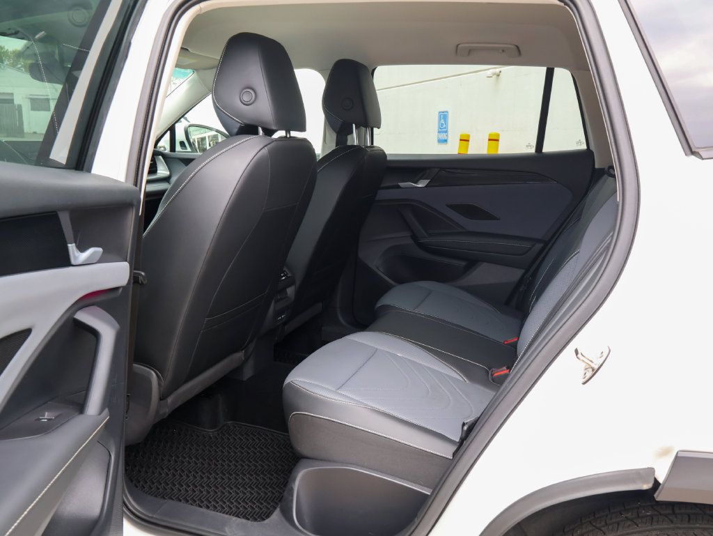 Used 2025 Volkswagen Tiguan SE AWD/4WD image 15