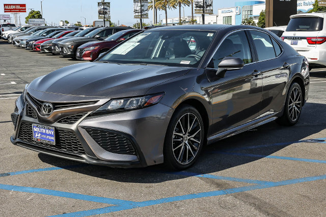 Used 2024 Toyota Camry SE FWD image 3