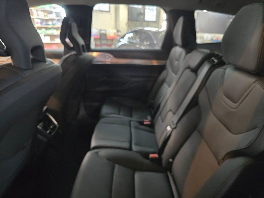 Used 2025 Volvo EX90 Ultra AWD/4WD image 16