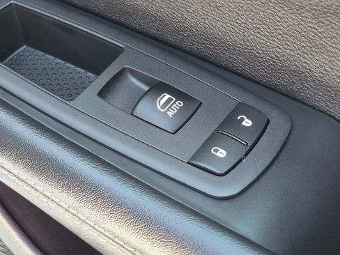 Used 2025 Chrysler Pacifica Select FWD image 34
