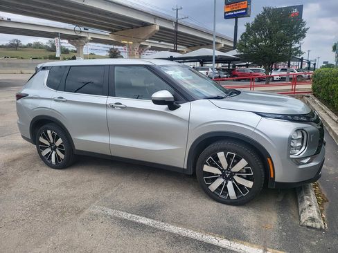 Used 2025 Mitsubishi Outlander SE image 7