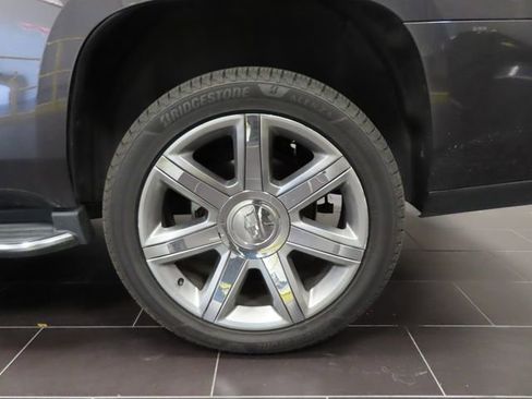 Used 2018 Cadillac Escalade Luxury AWD/4WD image 16