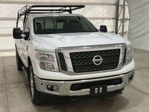 Used 2017 Nissan Titan SV image 3