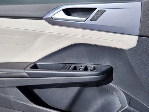 New 2025 Volkswagen Taos SEL image 4