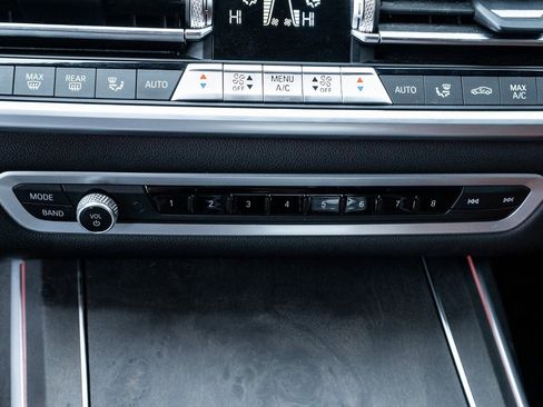 Used 2022 BMW X7 M50i image 33