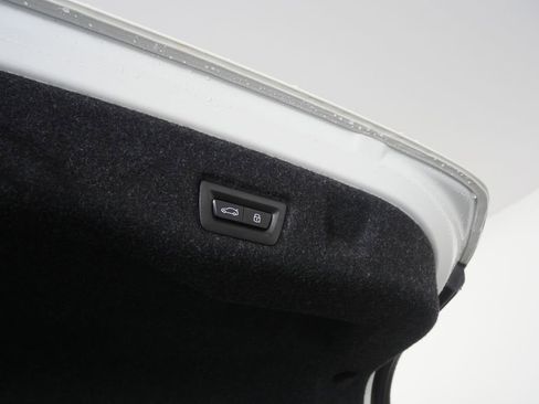 Certified 2025 BMW 530i image 18