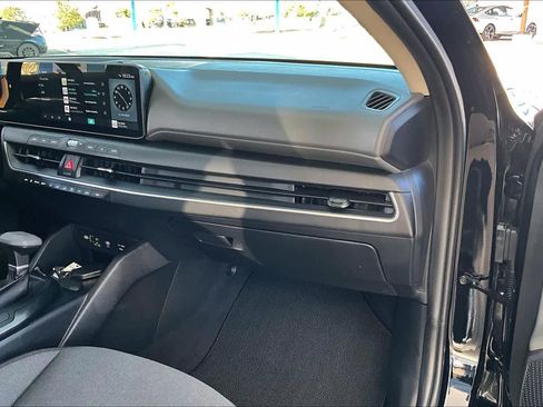 Used 2025 Kia K4 LXS image 17