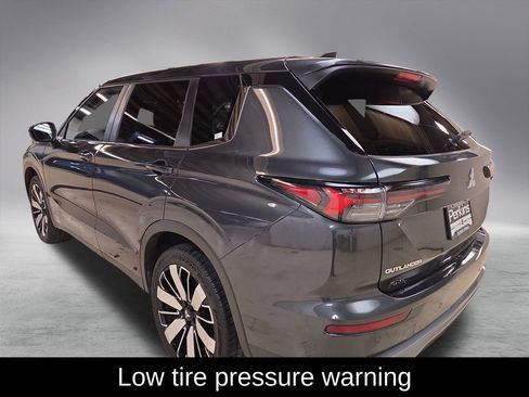 Used 2025 Mitsubishi Outlander SE image 8