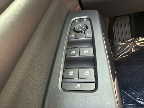 Used 2025 Nissan Pathfinder SV FWD image 24