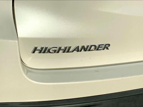 Used 2017 Toyota Highlander LE FWD image 32