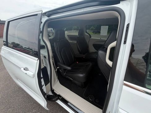 Used 2024 Chrysler Pacifica Touring-L FWD image 20