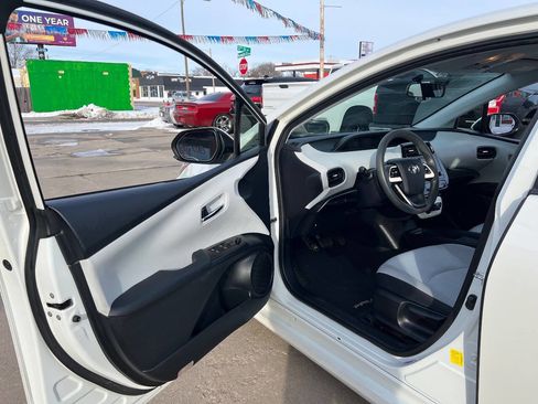 Used 2016 Toyota Prius Two image 7