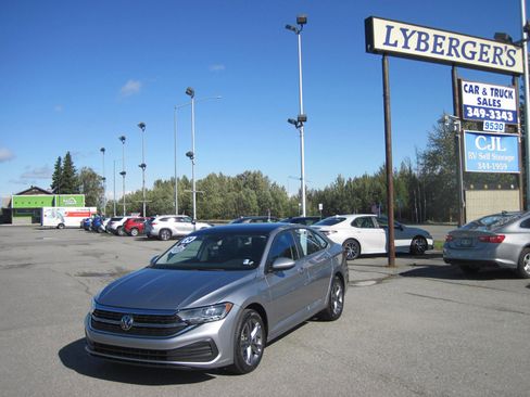 Used 2024 Volkswagen Jetta SE image 1