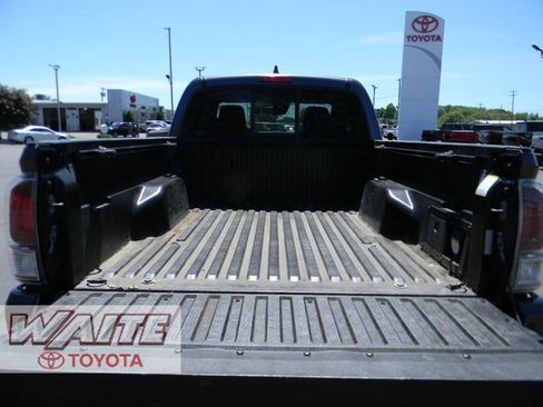 Used 2021 Toyota Tacoma TRD Off-Road w/ Technology Package AWD/4WD image 4