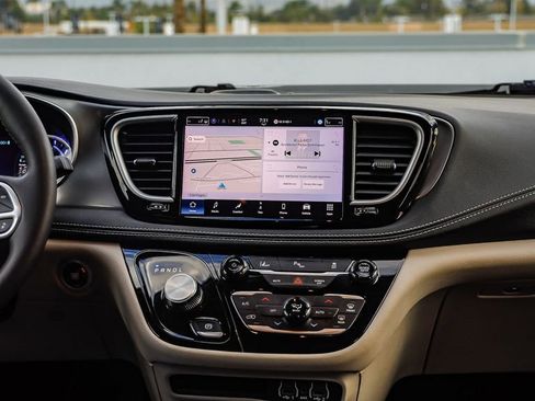 Certified 2024 Chrysler Pacifica Select image 14