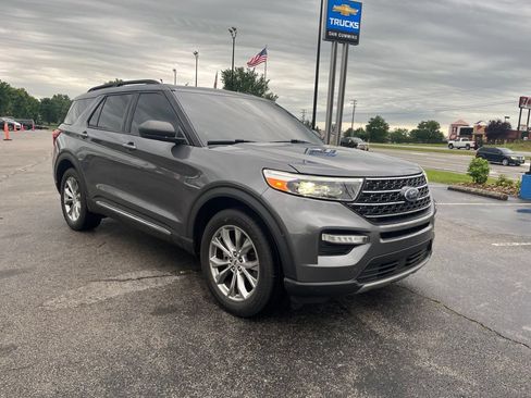 Used 2021 Ford Explorer XLT w/ Equipment Group 202A AWD/4WD image 2