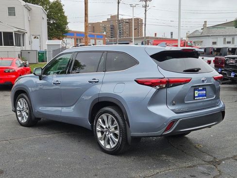 Used 2021 Toyota Highlander Limited image 3