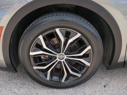 Used 2023 Toyota Crown Limited image 10