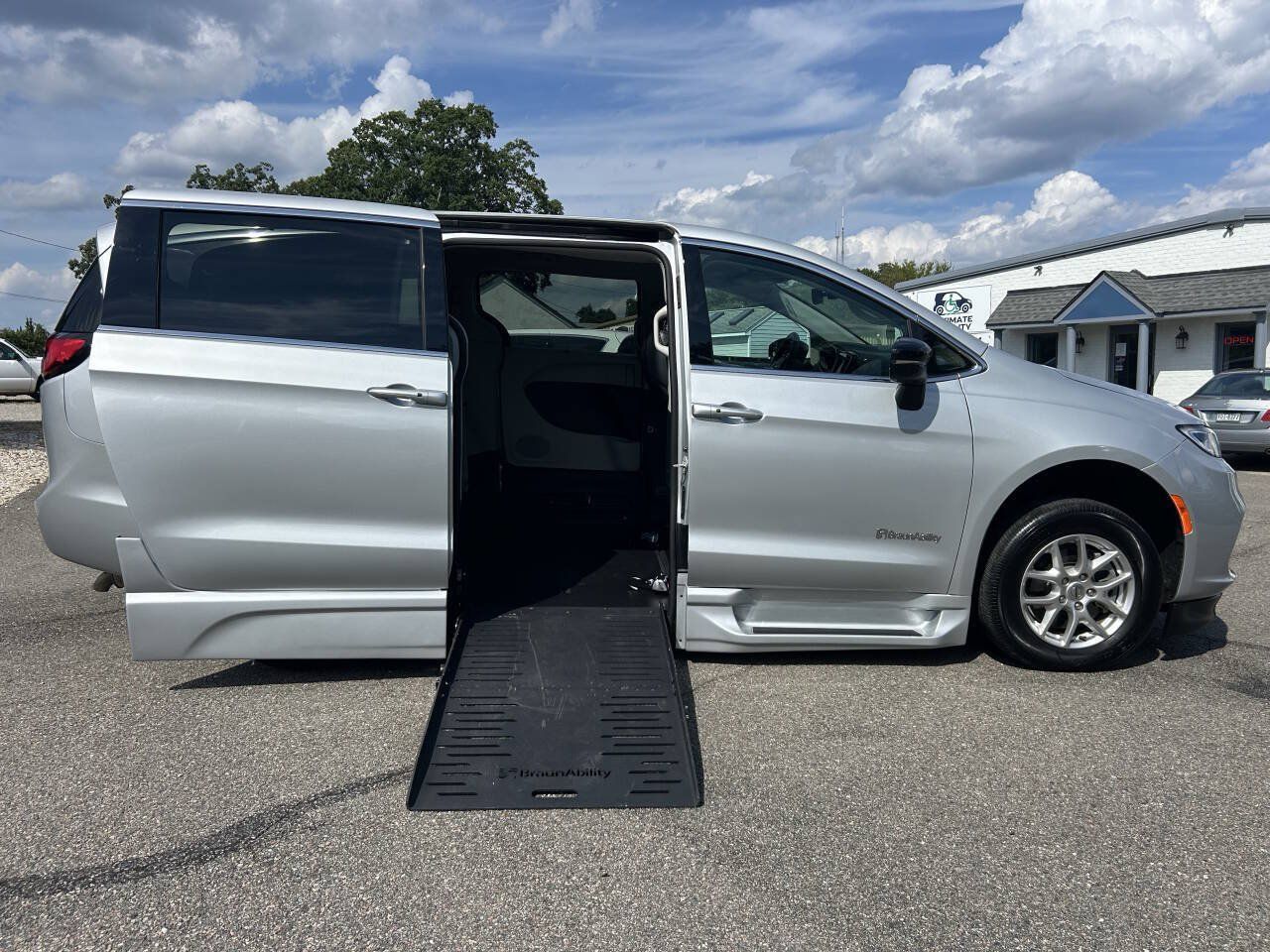 Used 2024 Chrysler Pacifica Touring-L FWD image 4