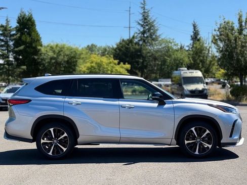 Used 2022 Toyota Highlander XSE AWD/4WD image 6