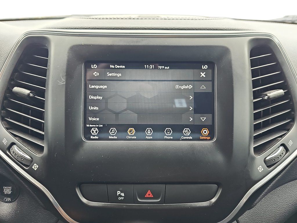 Used 2019 Jeep Cherokee Latitude Plus w/ Comfort/Convenience Group FWD image 22
