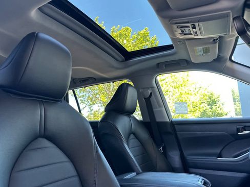 Used 2022 Toyota Highlander XLE AWD/4WD image 19