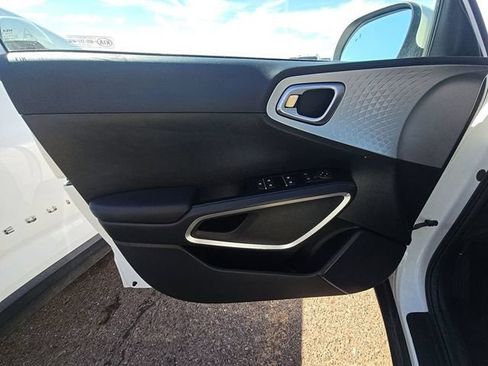 Certified 2022 Kia Soul LX w/ Technology Package FWD image 8