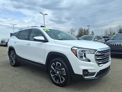 Used 2023 GMC Terrain SLT image 3