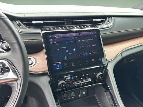Used 2022 Jeep Grand Cherokee Summit w/ Luxury Tech Group V RWD image 11