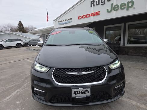 Used 2023 Chrysler Pacifica Limited w/ Uconnect Theater Family Group image 23