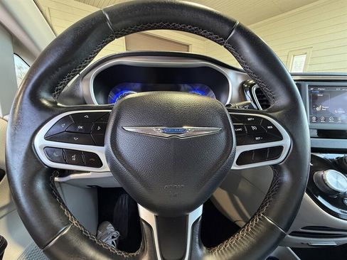 Used 2018 Chrysler Pacifica Touring-L FWD image 24