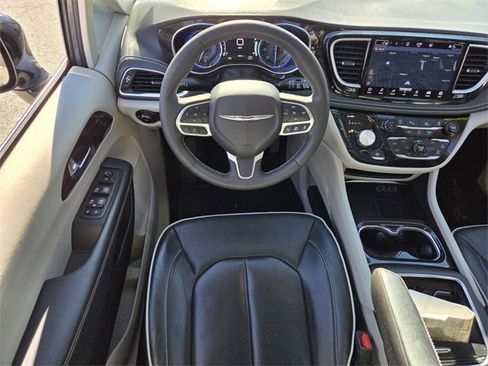 Certified 2023 Chrysler Pacifica Limited image 15