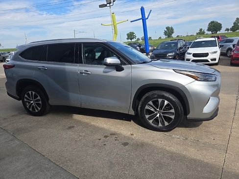 Used 2022 Toyota Highlander XLE image 18