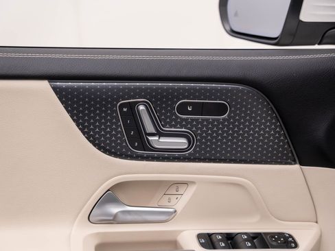 New 2025 Mercedes-Benz GLB 250 4MATIC image 16