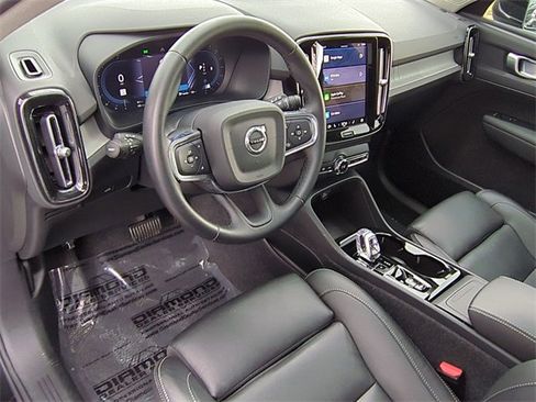 Used 2025 Volvo XC40 B5 Plus image 9