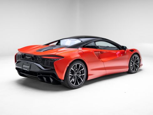 Used 2024 McLaren Artura RWD image 21