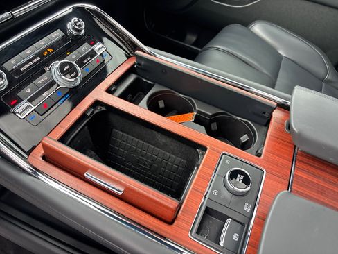 Certified 2024 Lincoln Navigator Premiere AWD/4WD image 23