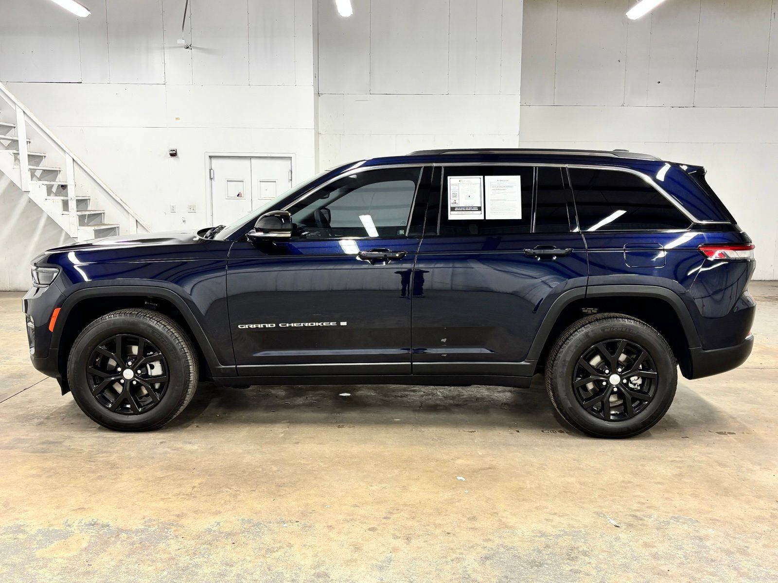 Used 2023 Jeep Grand Cherokee Limited RWD image 4